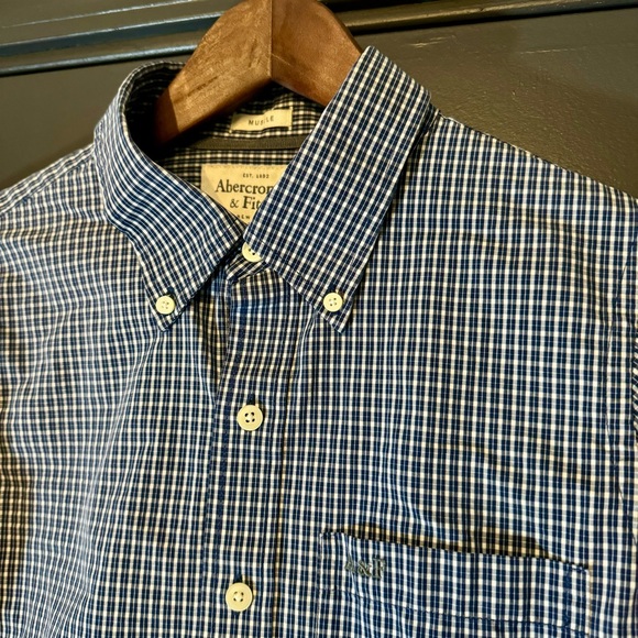 A&F 💪 Muscle Fit LS Woven Shirt - Picture 3 of 7